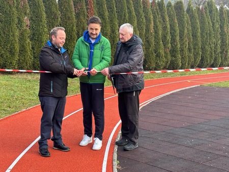 Ob teku in pohodu še odprtje atletske steze