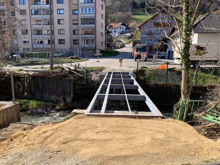 Gradnja začasne brvi pri vrtčevski enoti Maja