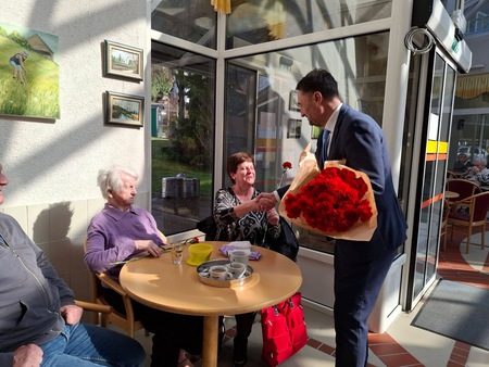 Župan tudi letos razveselil ženske v Domu Polde Eberl Jamski