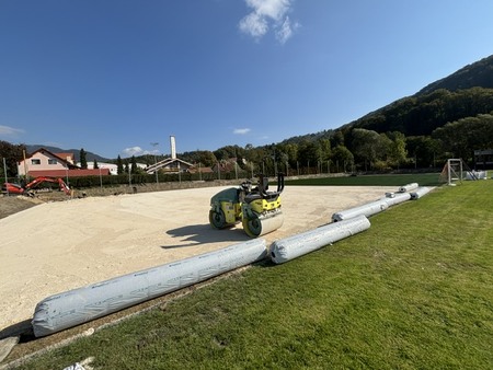 Položitev umetne trave v zaključni fazi